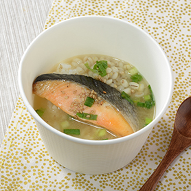 焼鮭の味噌粥（もち麦入り）