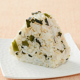 三陸産わかめのもち麦入りおにぎり