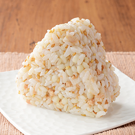 胡麻さけのもち麦入りおにぎり