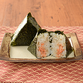 手巻もち麦入りおにぎり 熟成紅鮭