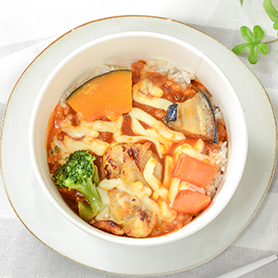 トマトのチーズチキンカレー（もち麦入りご飯）