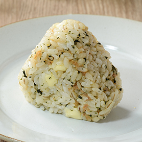 ツナと青じそチーズのもち麦入りおにぎり