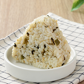三陸産わかめのもち麦入りおにぎり