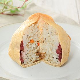 刻み梅入りの五目いなり（もち麦入りご飯）