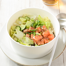 サーモンで食べるポキ丼（もち麦入りご飯）