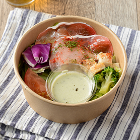 生ハムとチキンのボウルサラダ（バジルチーズドレッシング）