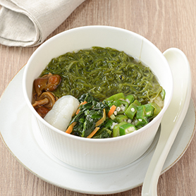 あたたかいお出汁で食べる三陸産めかぶのネバネバご飯（もち麦入りご飯） 