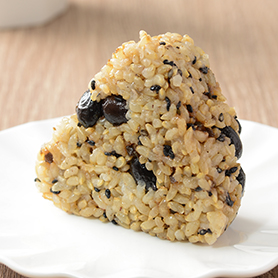 玄米おにぎり（黒豆と黒ごま）