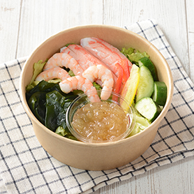 コンソメジュレで食べるシーフードボウルサラダ