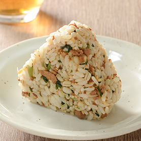 生姜と鶏そぼろのもち麦入りおにぎり