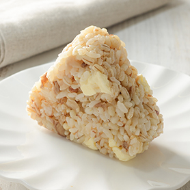 いぶりがっことクリームチーズのもち麦入りおにぎり