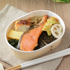 塩糀仕立ての銀鮭のり弁当（もち麦入りご飯）
