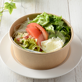 オリーブオイルで食べるトマトとチーズのサラダ