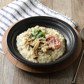 トリュフ仕立てのチーズリゾット（もち麦入りご飯）