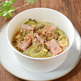 1/2日分の野菜が摂れるゴーヤのちゃんぷるご飯（もち麦入りご飯）