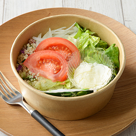 オリーブオイルで食べるトマトとチーズのサラダ