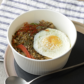 バジルを効かせたガパオライス（もち麦入りご飯）