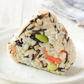 栄養バランスがとれるもち麦入りおにぎり（枝豆ひじき）