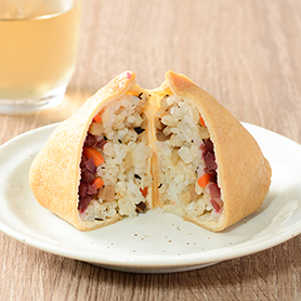 刻み梅入りの五目いなり（もち麦入りご飯）