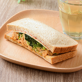 サプリサンド 1/2日分の緑黄色野菜とたんぱく質がたっぷり摂れる（チキンサラダ）