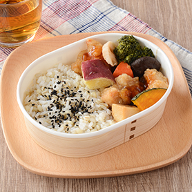 鶏唐揚げの黒酢あん弁当（もち麦入りご飯）