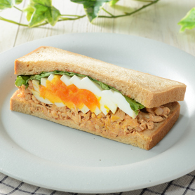 サプリサンド 1/2日分の緑黄色野菜とたんぱく質がたっぷり摂れる（たまごチキン）