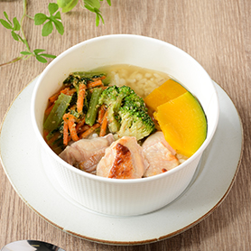 糀甘酒仕立ての鶏肉と野菜の和風スープご飯（もち麦入りご飯）